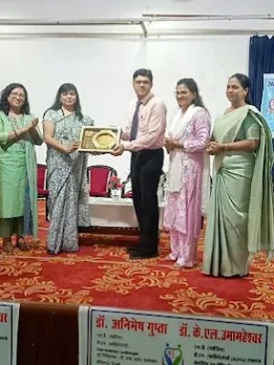 Dr Animesh Gupta receiving award at medical event ceremony